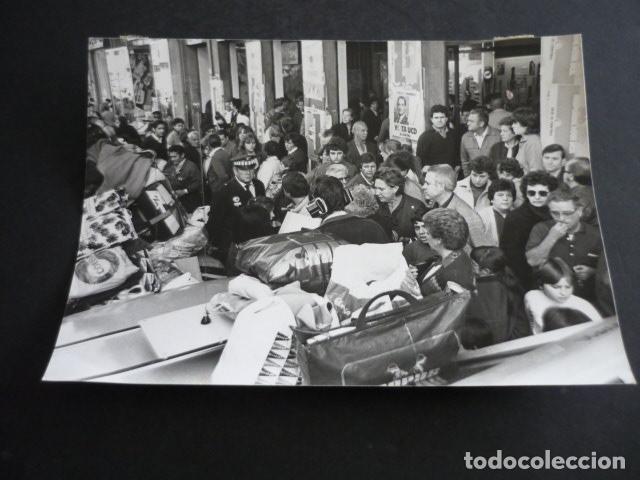 Alte Fotografie: MADRID AYUDA A DAMNIFICADOS INUNDACIONES VALENCIA ANTIGUA FOTOGRAFIA 13 X 18 CM