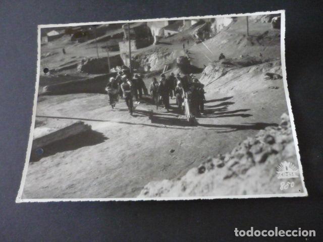 Alte Fotografie: GUADIX GRANADA RODAJE DE PELICULA CIFESA ANTIGUA FOTOGRAFIA 18 X 24 CM