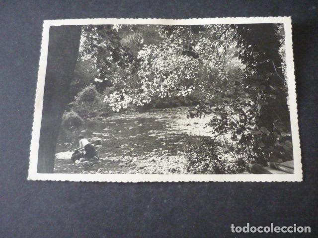 Fotograf&iacute;a antigua: LIERGANES CANTABRIA LAVANDERA EN EL RIO MIERA ANTIGUA FOTOGRAFIA 17,5 X 11 CM