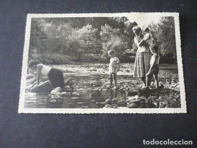 Alte Fotografie: LIERGANES CANTABRIA LAVANDERA EN EL RIO MIERA ANTIGUA FOTOGRAFIA 17,5 X 11 CM