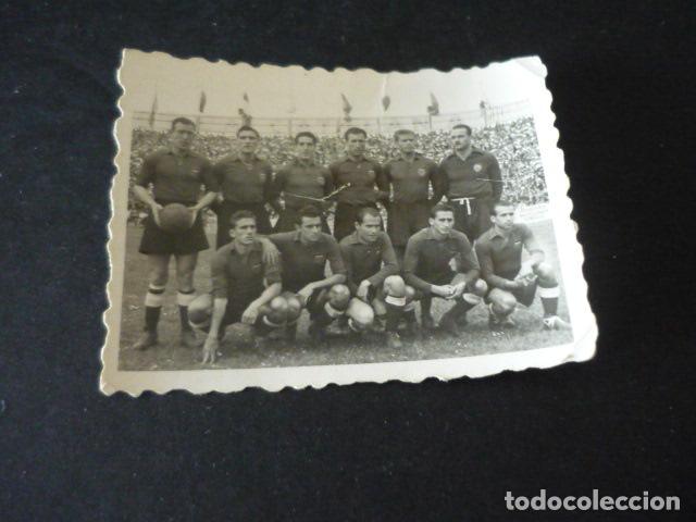 Fotografia antiga: VALENCIA EQUIPO DE FUTBOL JUGADORES PARTIDO RACING SANTANDER FOTOGRAFIA MAZO FOTOGRAFO 4,5 X 6 CM
