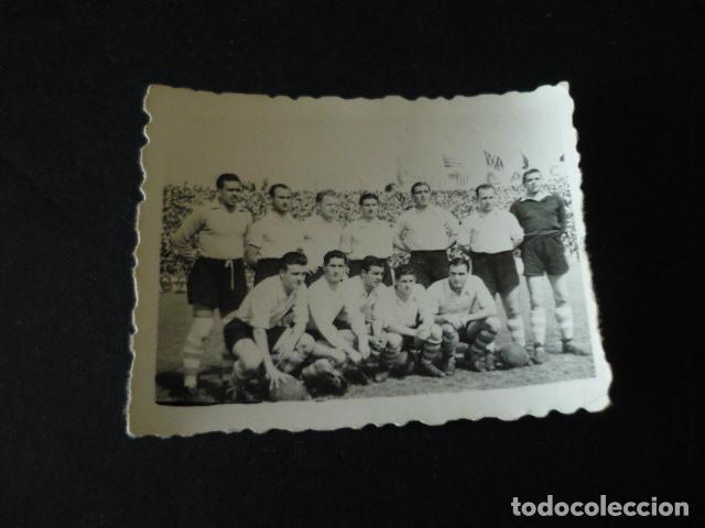 Fotograf&iacute;a antigua: RACING SANTANDER EQUIPO DE FUTBOL JUGADORES PARTIDO VALENCIA FOTOGRAFIA MAZO FOTOGRAFO 4,5 X 6 CM