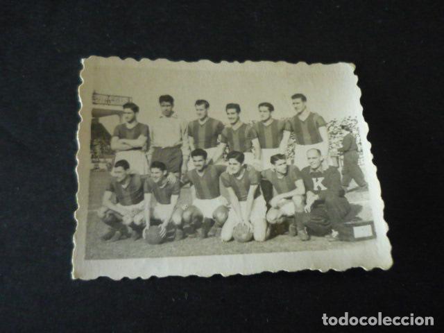 Fotografia antiga: SAN LORENZO DE ALMAGRO EQUIPO FUTBOL JUGADORES EN SANTANDER FOTOGRAFIA MAZO FOTOGRAFO 4,5 X 6 CM