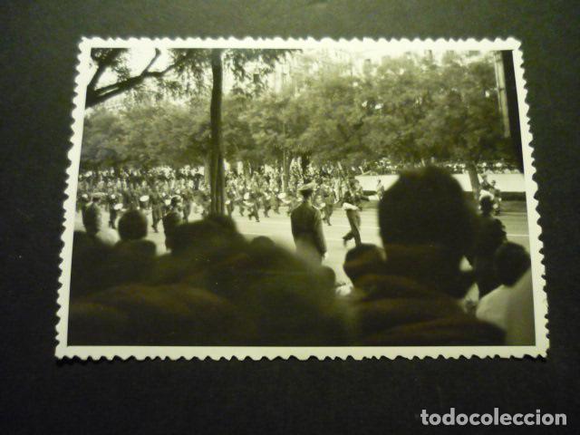 Alte Fotografie: MADRID DESFILE DE LA VICTORIA ANTIGUA FOTOGRAFIA 11,5 X 8 CM