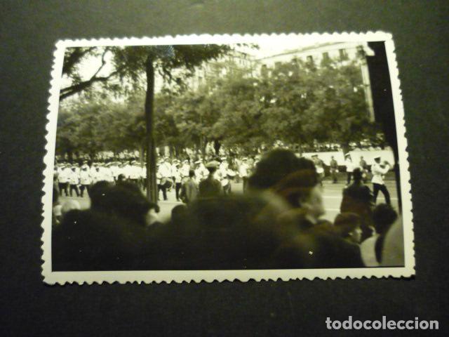 Alte Fotografie: MADRID DESFILE MILITAR DE LA VICTORIA ANTIGUA FOTOGRAFIA 11,5 X 8 CM