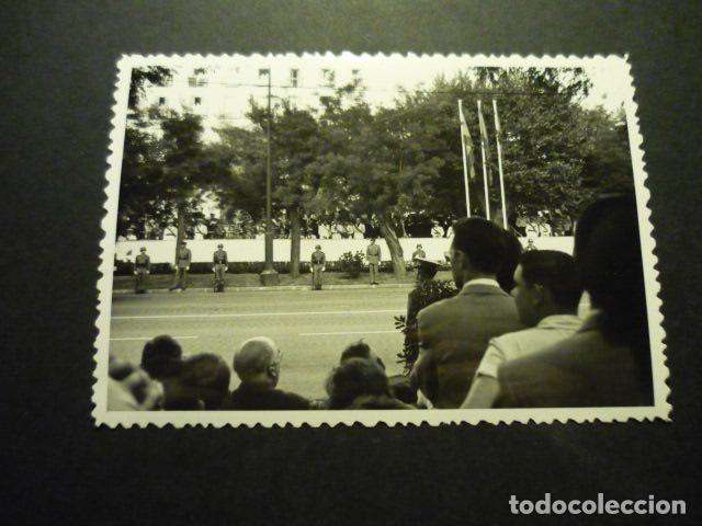 Alte Fotografie: MADRID DESFILE MILITAR DE LA VICTORIA ANTIGUA FOTOGRAFIA 11,5 X 8 CM