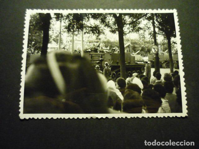 Antique Photography: MADRID DESFILE MILITAR DE LA VICTORIA TANQUE ANTIGUA FOTOGRAFIA 11,5 X 8 CM