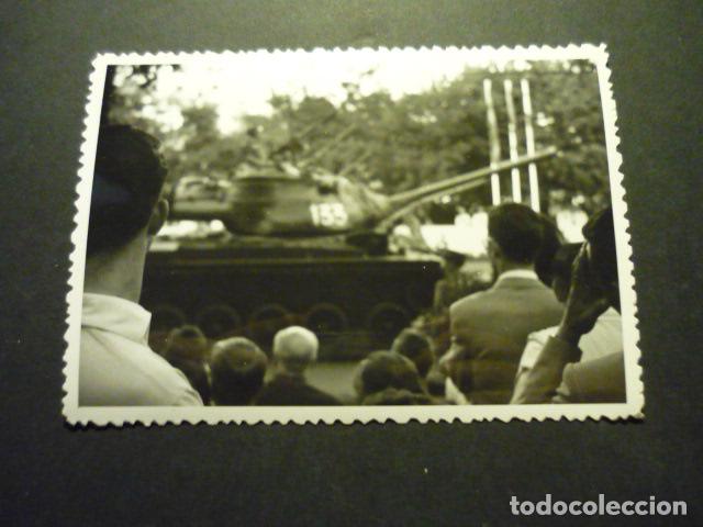 Alte Fotografie: MADRID DESFILE MILITAR DE LA VICTORIA TANQUE ANTIGUA FOTOGRAFIA 11,5 X 8 CM