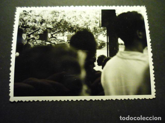 Fotograf&iacute;a antigua: MADRID DESFILE MILITAR DE LA VICTORIA TANQUE ANTIGUA FOTOGRAFIA 11,5 X 8 CM