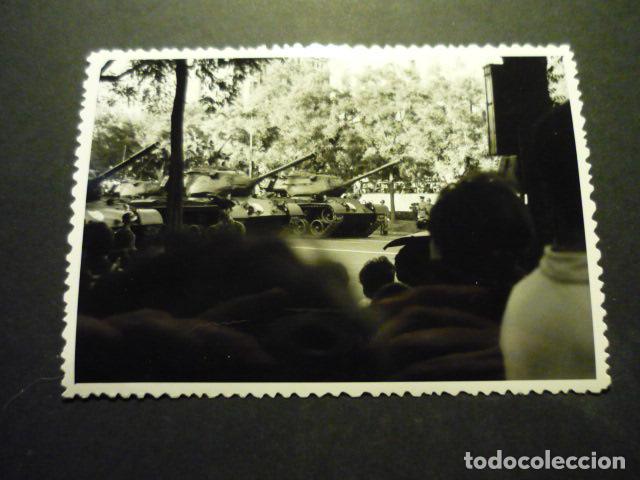Alte Fotografie: MADRID DESFILE MILITAR DE LA VICTORIA TANQUE ANTIGUA FOTOGRAFIA 11,5 X 8 CM