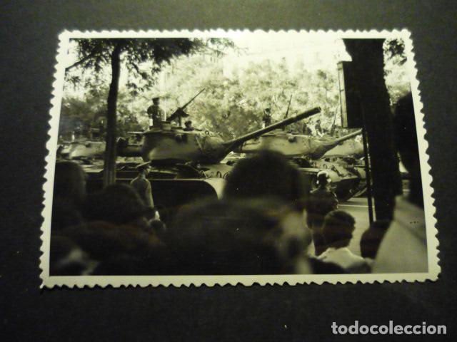 Alte Fotografie: MADRID DESFILE MILITAR DE LA VICTORIA TANQUE ANTIGUA FOTOGRAFIA 11,5 X 8 CM