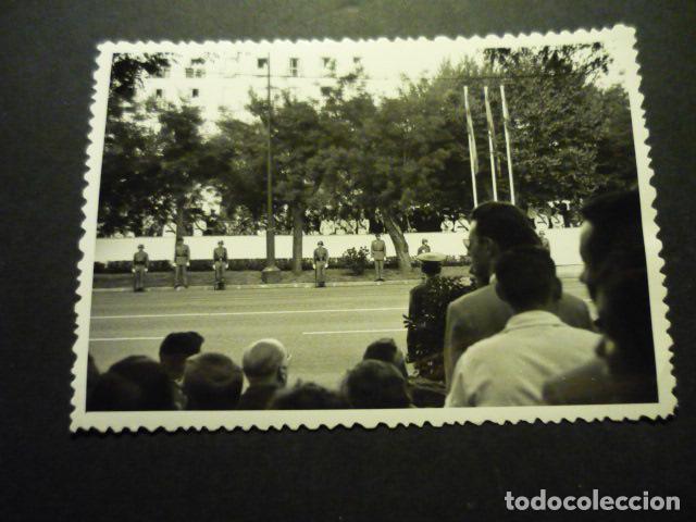 Fotografia antiga: MADRID DESFILE MILITAR DE LA VICTORIA ANTIGUA FOTOGRAFIA 11,5 X 8 CM
