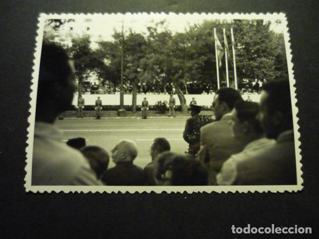 Alte Fotografie: MADRID DESFILE MILITAR DE LA VICTORIA ANTIGUA FOTOGRAFIA 11,5 X 8 CM