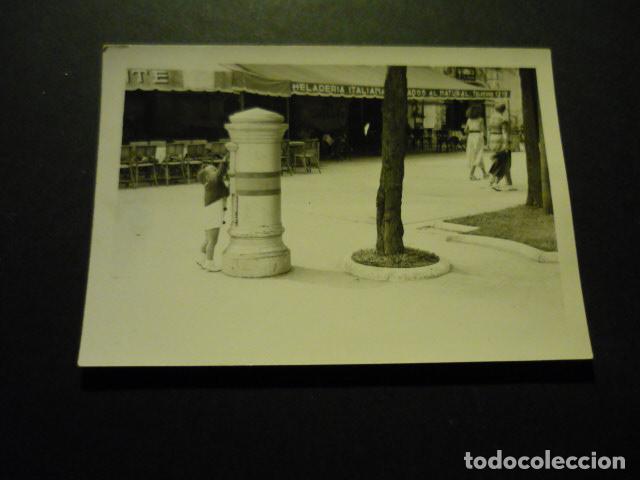 Fotografia antiga: SANTANDER BUZON DE CORREOS EN EL SARDINERO ANTIGUA FOTOGRAFIA 7,5 X 10,5 CM