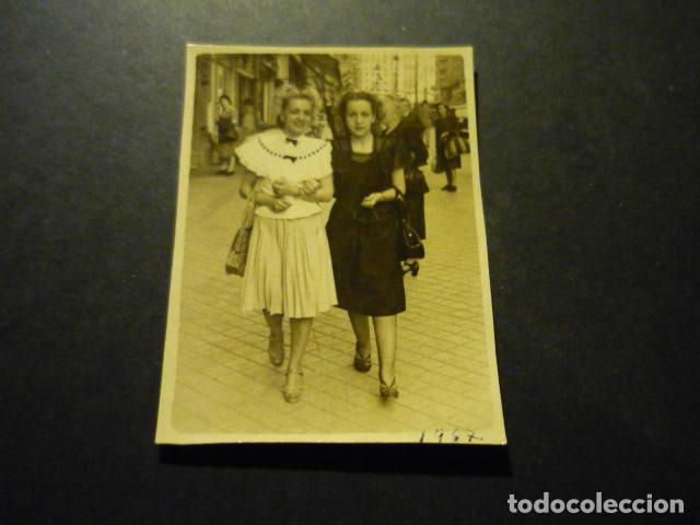 Fotografia antiga: MADRID MUJERES EN GRAN VIA POR MINUTERO CESAR ANTIGUA FOTOGRAFIA 5,5 X 7,5 CM