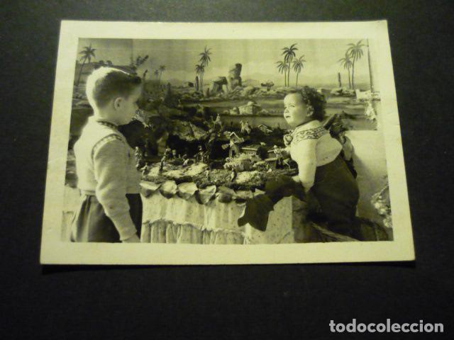 Fotograf&iacute;a antigua: NI&Ntilde;OS ANTE BELEN NACIMIENTO PESEBRE ANTIGUA FOTOGRAFIA 7,5 X 10,5 CM