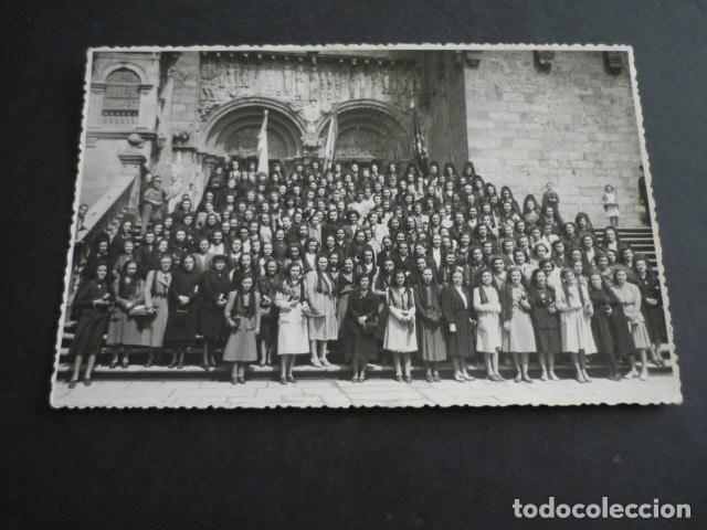 Fotograf&iacute;a antigua: SANTIAGO DE COMPOSTELA MUJERES DE ACCION CATOLICA EN LAS PLATERIAS FOTOGRAFIA ALMEIDA 1943 11 X 17 C