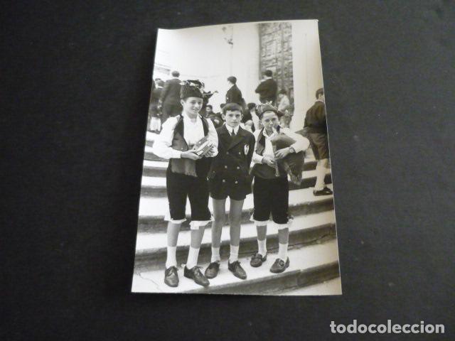 Fotograf&iacute;a antigua: SANTIAGO DE COMPOSTELA NI&Ntilde;O ESCOLANIA DE LA CATEDRALCON GAITEROS ANTIGUA FOTOGRAFIA 9 X 13 CM