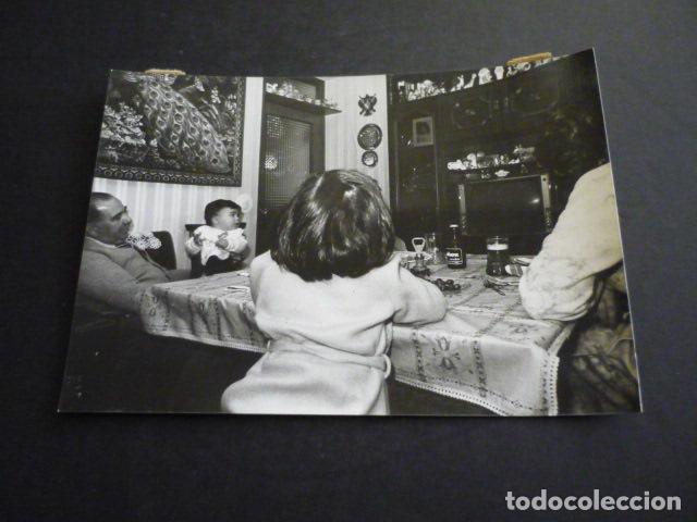 Fotograf&iacute;a antigua: FAMILIA VIENDO TV ANTIGUA FOTOGRAFIA 18 X 12 CM
