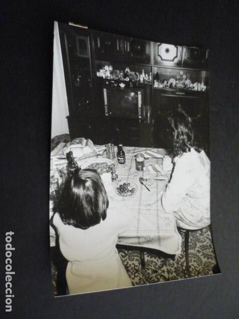 Fotograf&iacute;a antigua: FAMILIA VIENDO TV ANTIGUA FOTOGRAFIA 18 X 12 CM
