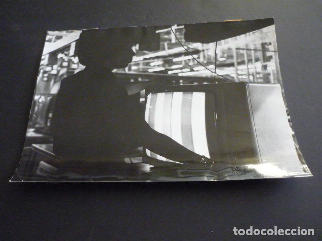 Fotograf&iacute;a antigua: TELEVISION EN COLOR DE TELEFUNKEN ANTIGUA FOTOGRAFIA 18 X 24 CM