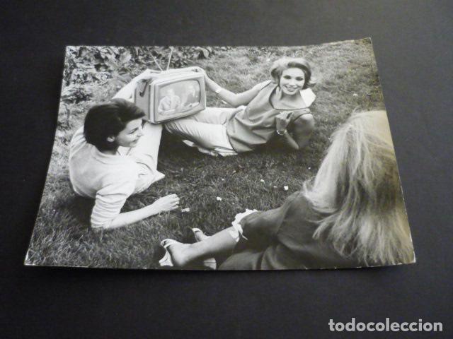 Fotograf&iacute;a antigua: TELEVISOR PORTATIL ALEMAN PUBLICIDAD ANTIGUA FOTOGRAFIA 15 X 20 CM