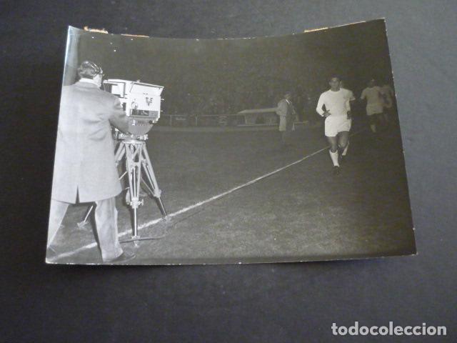 Fotograf&iacute;a antigua: UN CAMARA DE TELEVISION ESPA&Ntilde;OLA ANTIGUA FOTOGRAFIA 18 X 12 CM