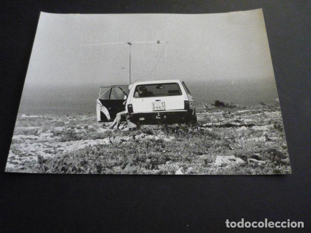 Fotograf&iacute;a antigua: VEHICULO CON ANTENA DE TELEVISION ANTIGUA FOTOGRAFIA 20 X 25 CM