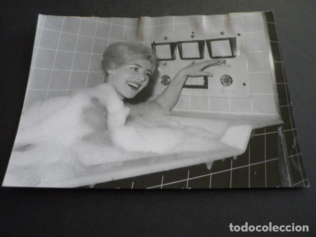 Fotograf&iacute;a antigua: LONDRES VIENDO TELEVISION DESDE LA BA&Ntilde;ERA ANTIGUA FOTOGRAFIA 18 X 20 CM