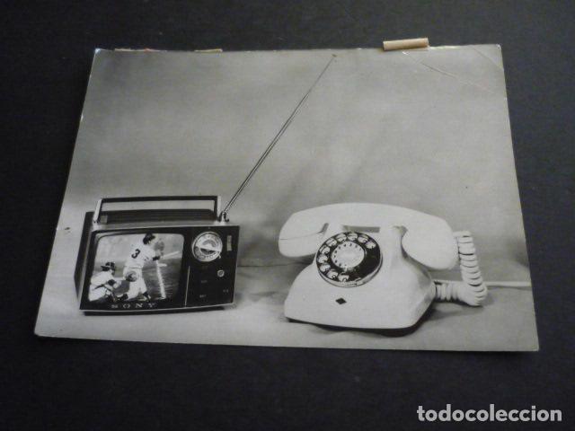 Fotograf&iacute;a antigua: TELEVISOR MAS PEQUE&Ntilde;O DEL MUNDO ANTIGUA FOTOGRAFIA 12 X 17 CM