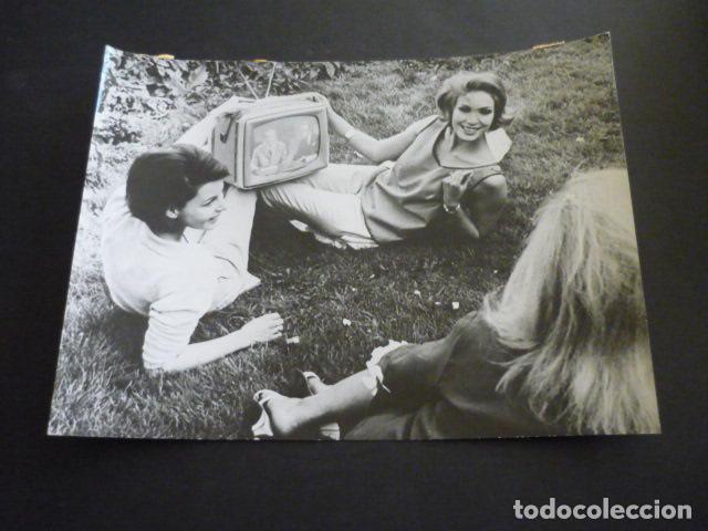 Fotograf&iacute;a antigua: TELEVISOR PORTATIL ALEMAN ANTIGUA FOTOGRAFIA 18 X 24 CM