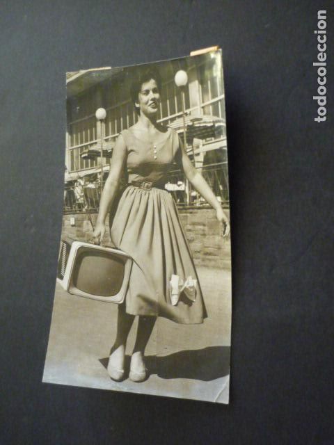 Fotograf&iacute;a antigua: TELEVISOR PORTATIL ALEMAN ANTIGUA FOTOGRAFIA 18 X 10 CM