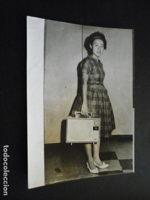 Fotograf&iacute;a antigua: TELEVISOR PORTATIL JAPONES ANTIGUA FOTOGRAFIA 15 X 21 CM