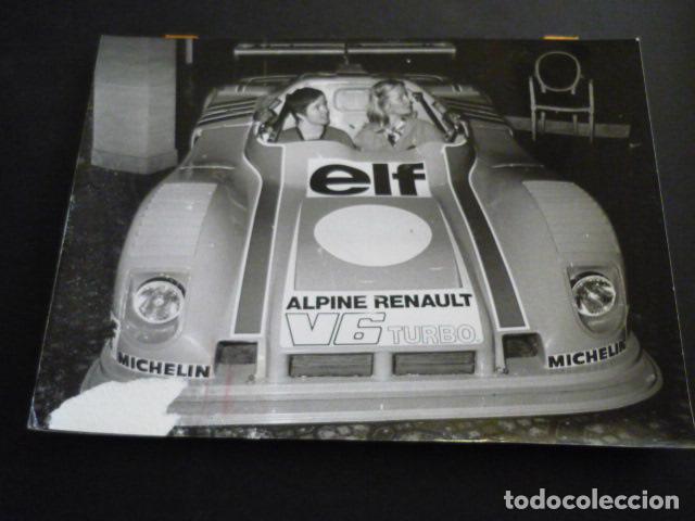 Fotograf&iacute;a antigua: LELLA LOMBARDI Y MARIE CLAUDE BEAUMONT CORREDOR AUTOMOVILISMO ANTIGUA FOTOGRAFIA 24 X 18 CM