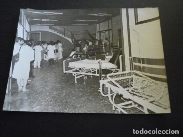 Fotografia antiga: BARCELONA HOSPITAL DEL MAR VICTIMAS EXPLOSION ANTIGUA FOTOGRAFIA 24 X 18 CM