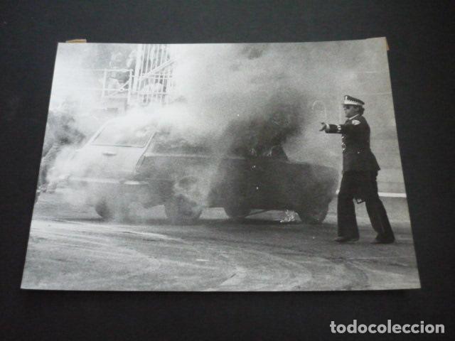 Fotograf&iacute;a antigua: BARCELONA INCENDIO DE AUTOMOVIL DE LA POLICIA URBANA ANTIGUA FOTOGRAFIA 24 X 18 CM