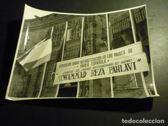 Fotograf&iacute;a antigua: SANTIAGO DE COMPOSTELA EXPOSICION ALFABETIZACION HABLA ESPA&Ntilde;OLA 1969 ANTIGUA FOTOGRAFIA 18 X 24 CM