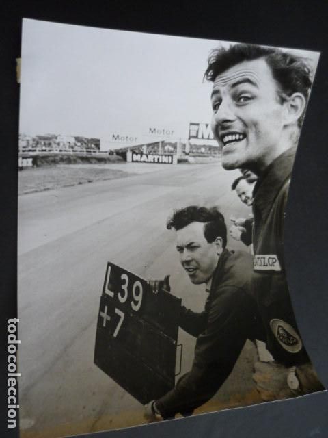 Antique Photography: GRAN PREMIO DE MONZA MECANICOS DE JIM CLARK AUTOMOVILISMO 1965 ANTIGUA FOTOGRAFIA 18 X 24 CM