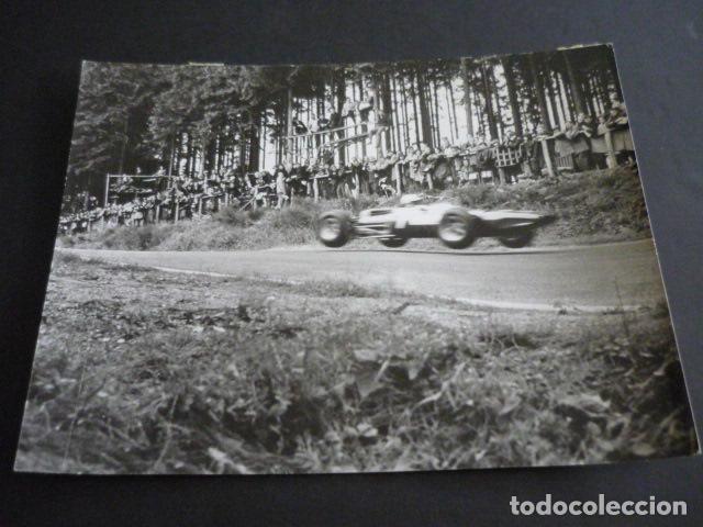 Antique Photography: 1000 KM DE NURBURGRING JOHN SURTEES AUTOMOVILISMO 1965 ANTIGUA FOTOGRAFIA 18 X 24 CM