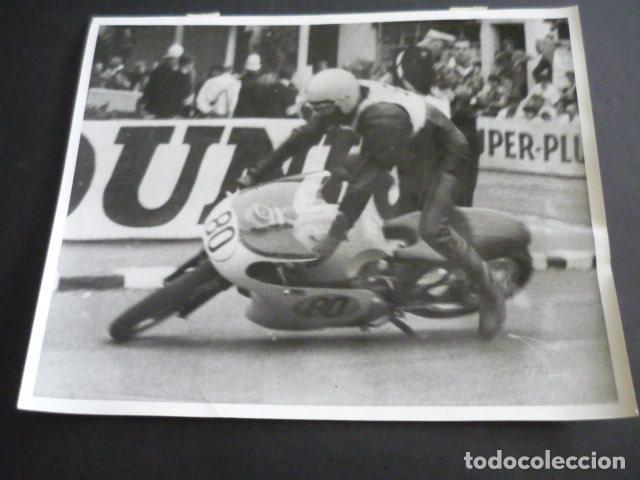 Antique Photography: MIKE HAILWOOD CORREDOR MOTOCICLISMO ANTIGUA FOTOGRAFIA 20 X 25 CM
