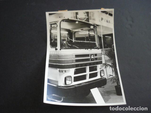 Fotograf&iacute;a antigua: PARIS 67 SALON DE AUTOMOVIL, CAMION PEGASO ANTIGUA FOTOGRAFIA 13 X 18 CM