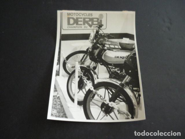 Fotograf&iacute;a antigua: PARIS 67 SALON DE AUTOMOVIL, MOTOCICLETA DERBI ANTIGUA FOTOGRAFIA 13 X 18 CM