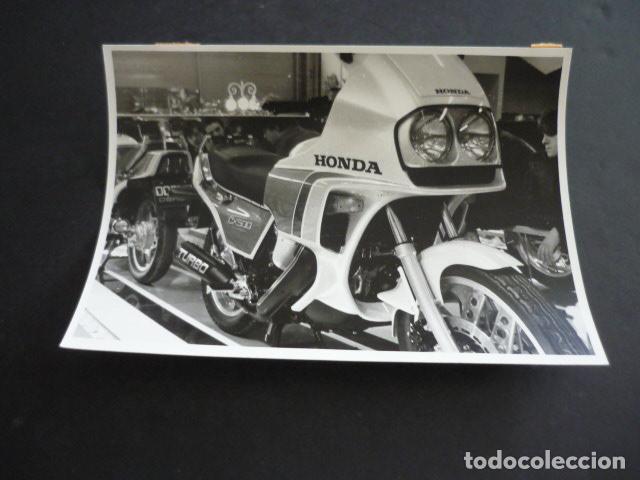 Fotograf&iacute;a antigua: PARIS 67 SALON DE AUTOMOVIL, HONDA CX 500 MOTOCICLETA ANTIGUA FOTOGRAFIA 13 X 18 CM