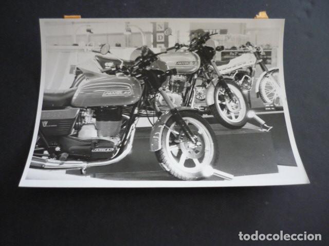 Fotograf&iacute;a antigua: PARIS 67 SALON DE AUTOMOVIL, MOTOCICLETA SANGLAS ANTIGUA FOTOGRAFIA 13 X 18 CM