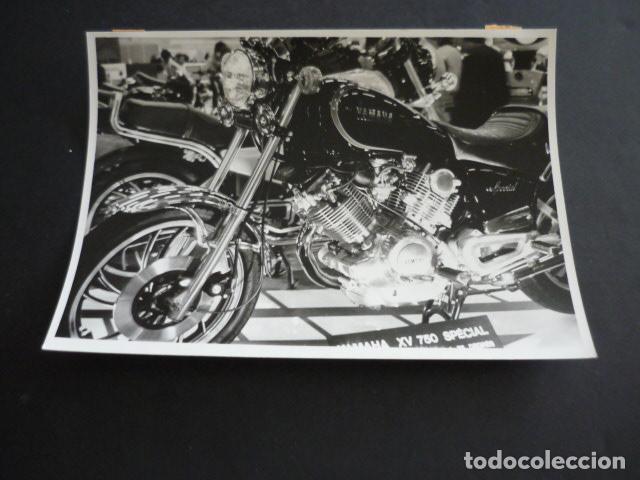 Fotograf&iacute;a antigua: PARIS 67 SALON DE AUTOMOVIL, MOTOCICLETA YAMAHA ANTIGUA FOTOGRAFIA 13 X 18 CM