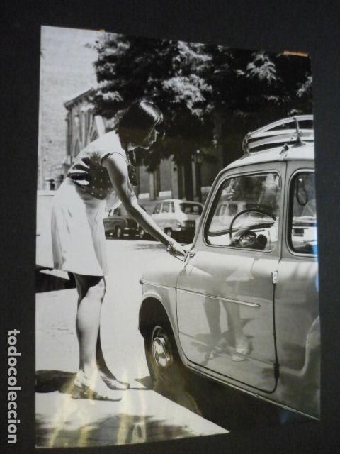Fotograf&iacute;a antigua: MUJER ABRIENDO SEAT 600 ANTIGUA FOTOGRAFIA 18 X 24 CM