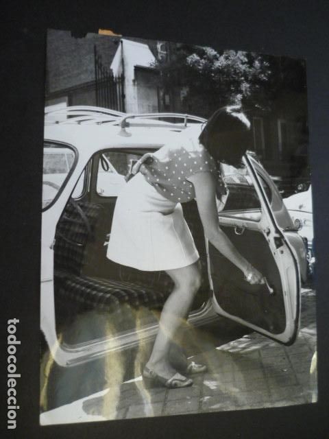 Fotograf&iacute;a antigua: MUJER ABRIENDO SEAT 600 ANTIGUA FOTOGRAFIA 18 X 24 CM