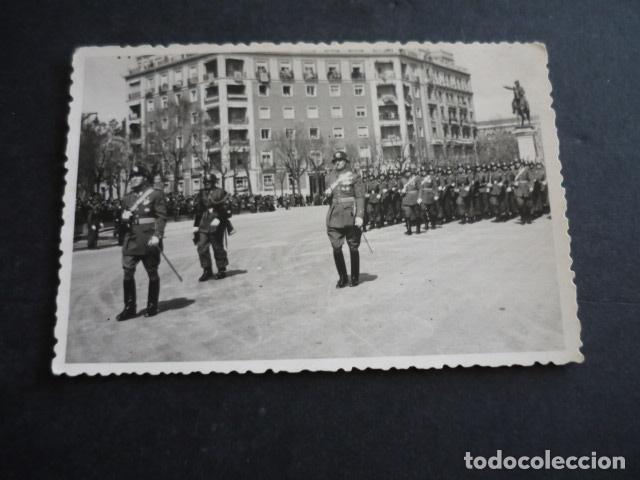 Fotograf&iacute;a antigua: MADRID DESFILE MILITAR DE LA VICTORIA 1947 ANTIGUA FOTOGRAFIA 11,5 X 8 CM