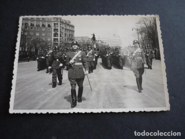 Fotograf&iacute;a antigua: MADRID DESFILE MILITAR DE LA VICTORIA 1947 ANTIGUA FOTOGRAFIA 11,5 X 8 CM