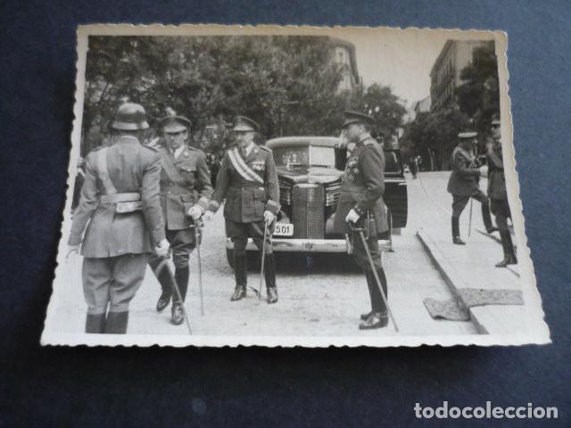 Fotografia antiga: MADRID DESFILE MILITAR DE LA VICTORIA 1947 GENERAL MU&Ntilde;OZ GRANDES ANTIGUA FOTOGRAFIA 11,5 X 8 CM